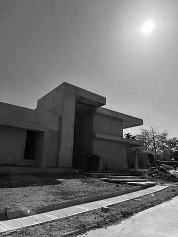 Casa en obra gris dentro del condominio